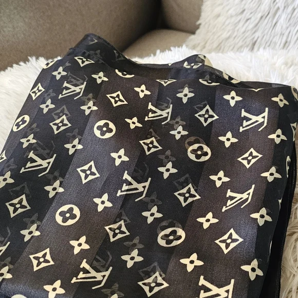 Fashion Louis Vuitton Black and Cream Monogram Silk Scarf Pre-owned - Picture 6 of 6